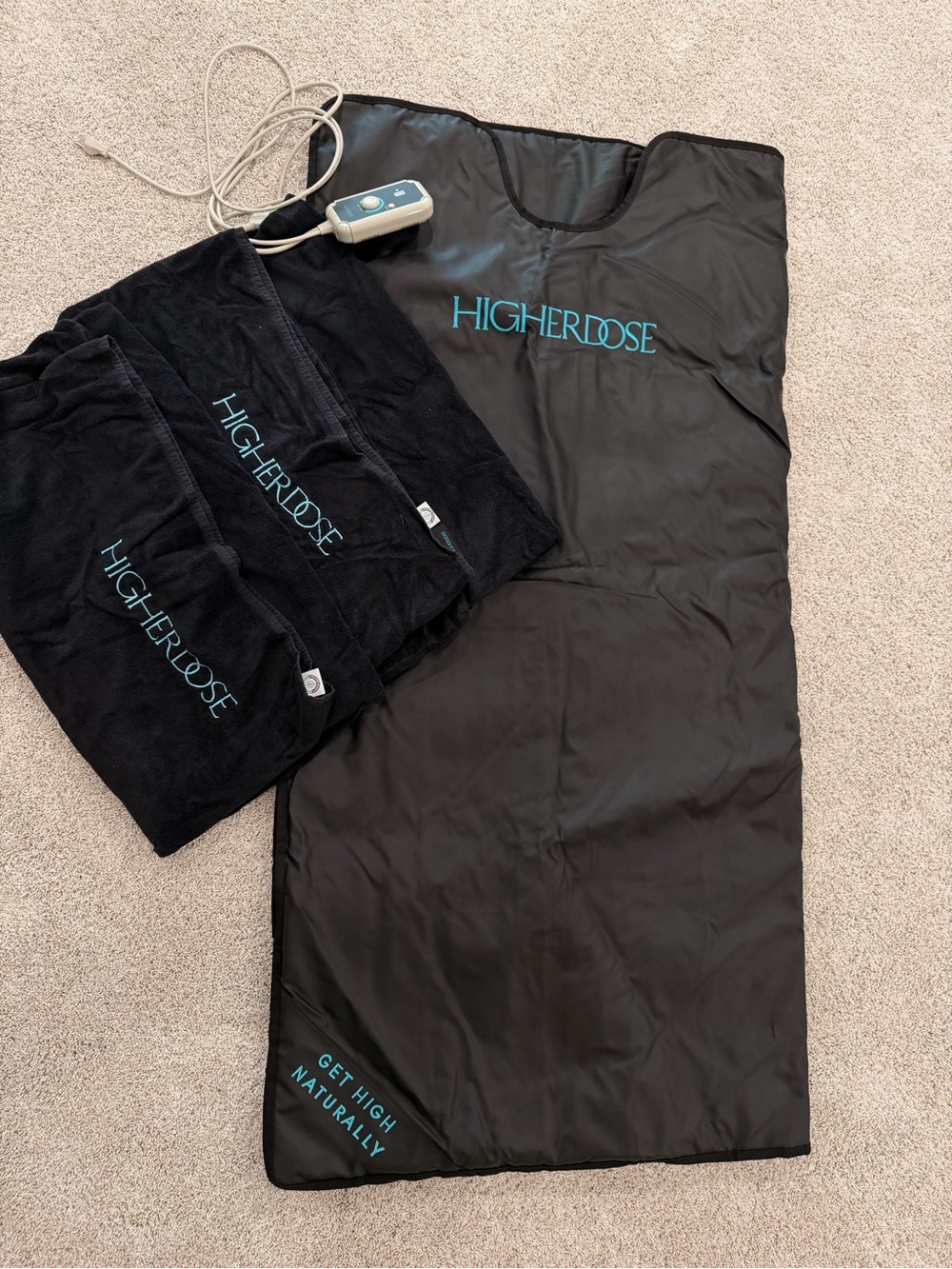 HigherDOSE Black Infrared Sauna Blanket with Controller and 2 towel inserts